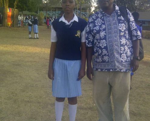 2015.04 Veronica Wairimu Ngure In Der Secondary School Mit Ihrem Papa Joseph