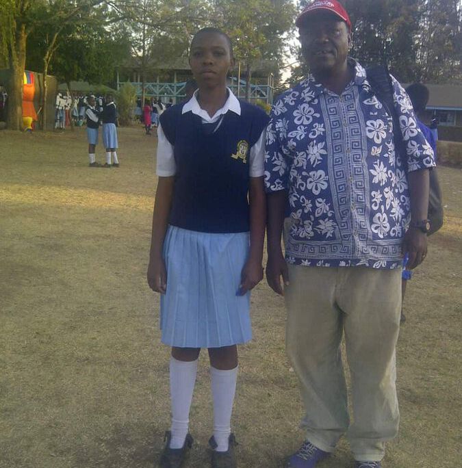 2015.04 Veronica Wairimu Ngure In Der Secondary School Mit Ihrem Papa Joseph