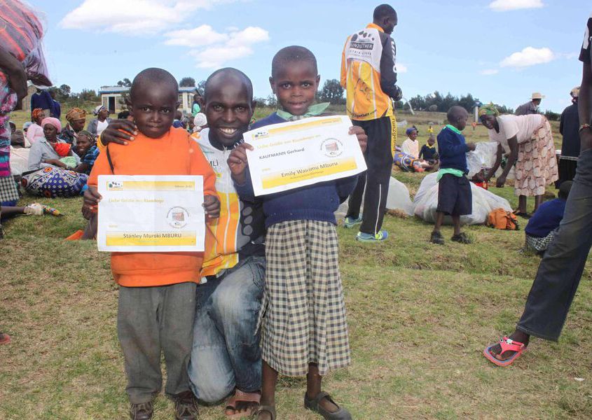 2015.02.25 286 Stanley Muroki MBURU Blankets For Kiambogo Families