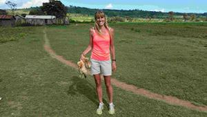 2016.01.01_Ingrid Loregger überbringt Hühner in Kiambogo