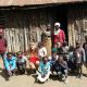 2016.01.01 Ingrid Loregger überbringt Zu Besuch Bei Einer Großfamilie In Kiambogo