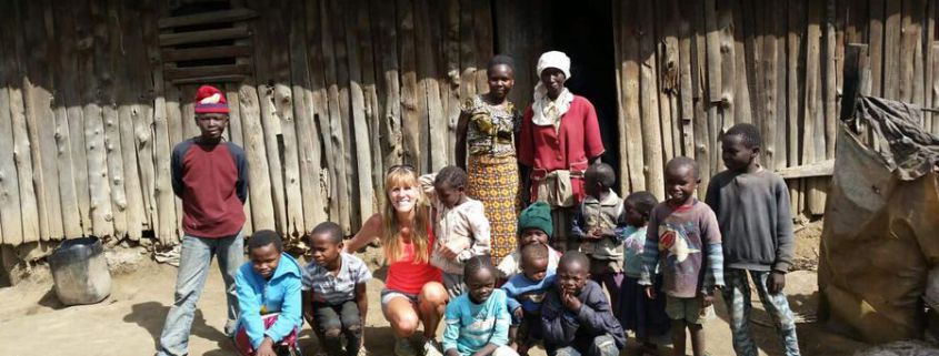 2016.01.01 Ingrid Loregger überbringt Zu Besuch Bei Einer Großfamilie In Kiambogo