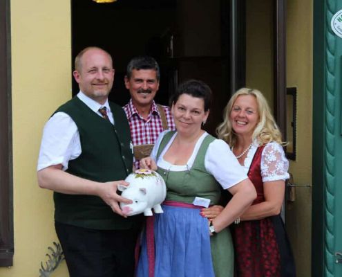 Die Wirtsleute Vom Gasthof SCHMIRL Mit Sigrid Und Martin Und Dem Geburtstagsschwein