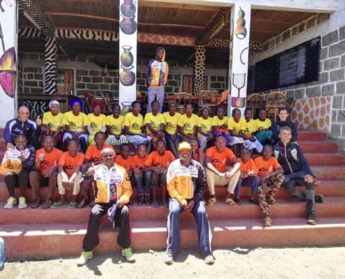 Gruppenfoto Mit Trainerteam Im Run2gether Camp In Kiambogo
