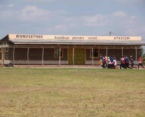 Training Auf Der  Run2gether Laufbahn In Kiambogo