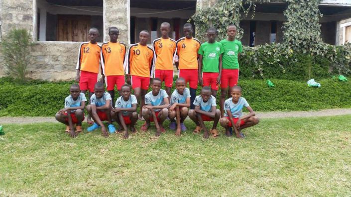 Unsere Nachwuchsläufer der run2gether Athletics Academy in ihren neuen Trainingsdressen Unsere Nachwuchsläufer Der Run2gether Athletics Academy In Ihren Neuen Trainingsdressen