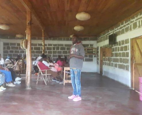 Campmanager Geoffrey Gikuni Erläutert Das Bauvorhaben