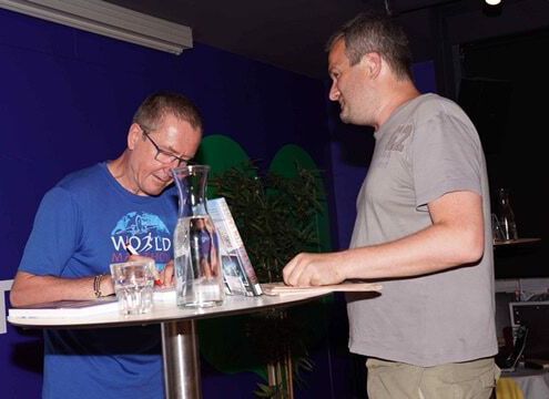 Der Autor Schreibt Persönliche Widmungen