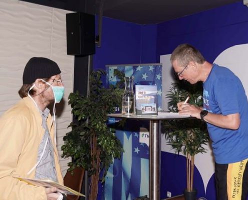 Der Autor Schreibt Persönliche Widmungen