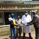 Laptop Übergabe An Arzt In Kiambogo