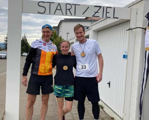 Leander (links) Mit Zwei Glücklichen Finishern Im Ziel