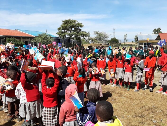 Schulhefte für Kinder in Kenia